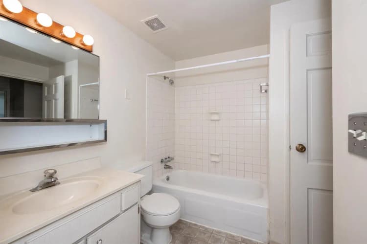 undefined apartments for rent - image - 2707 Jefferson 2 (18 of 19).jpg